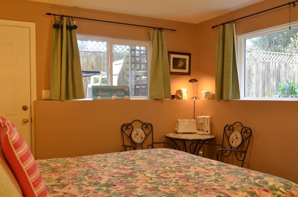 Bed and Breakfast At Nautica Tigh Private Keypad Entrances Qualicum Beach Exterior foto