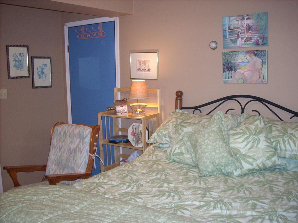 Bed and Breakfast At Nautica Tigh Private Keypad Entrances Qualicum Beach Habitación foto